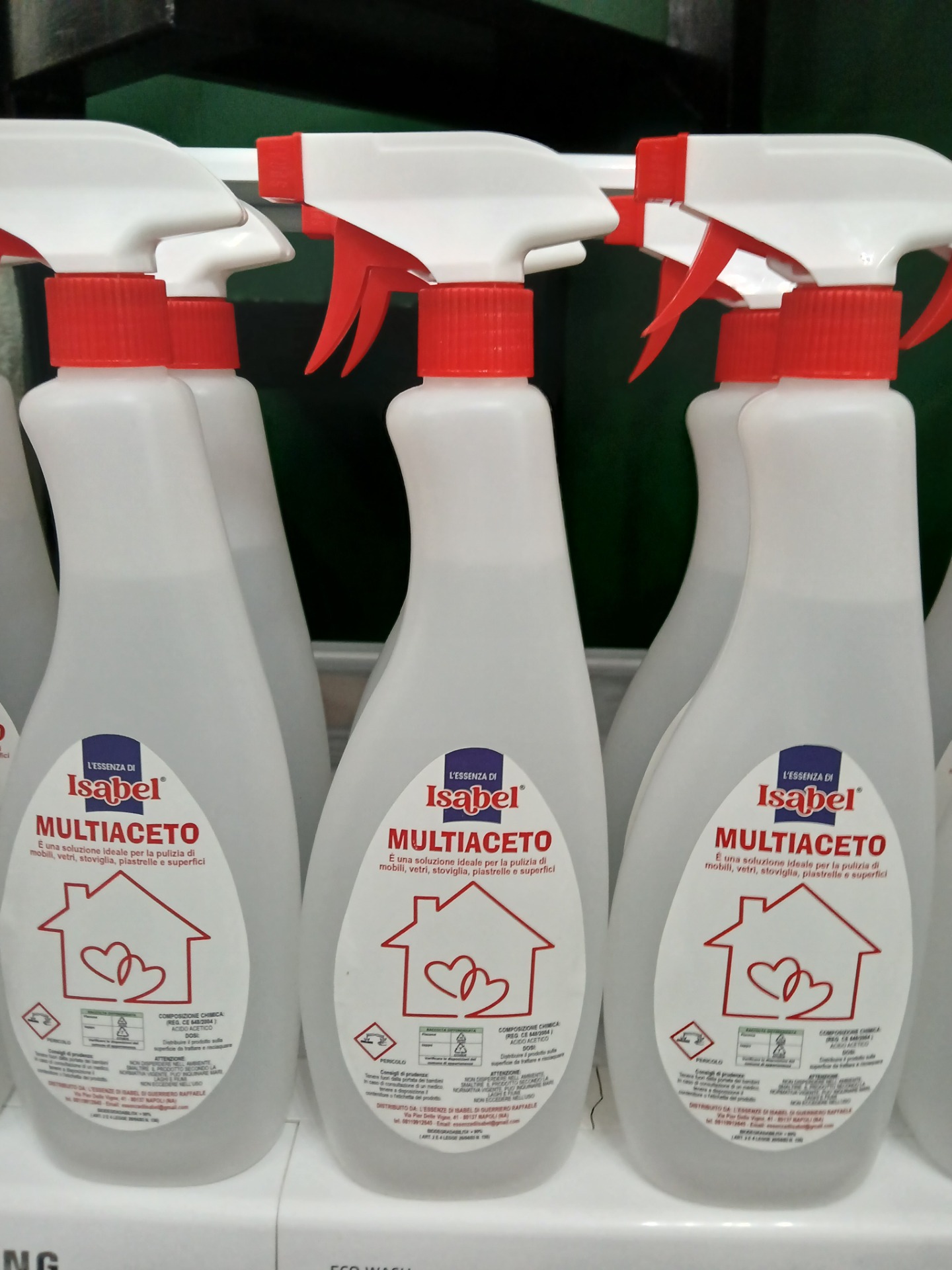 Adatto per togliere macchie dal greas porcellanato sia lucido che opaco, si possono pulire anche superfici tipo:vetri,acciaio,stoviglie,forni e mobili costa a soli 3,00€ 750ml